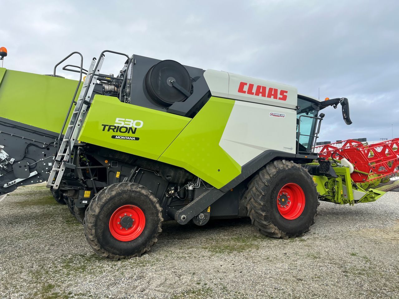 E-FARM: Claas Trion 530 Montana - Kombajn zbożowy - id Z2TKC79 - Rok produkcji: 2023 - Motogodziny: 811,Francja