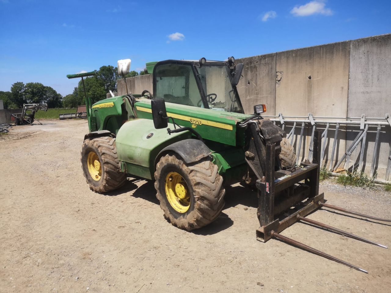 E-FARM: John Deere 3220 - Telehandler - id MPIEFB9 - Year of construction: 2006 - Engine hours: 5,276,France