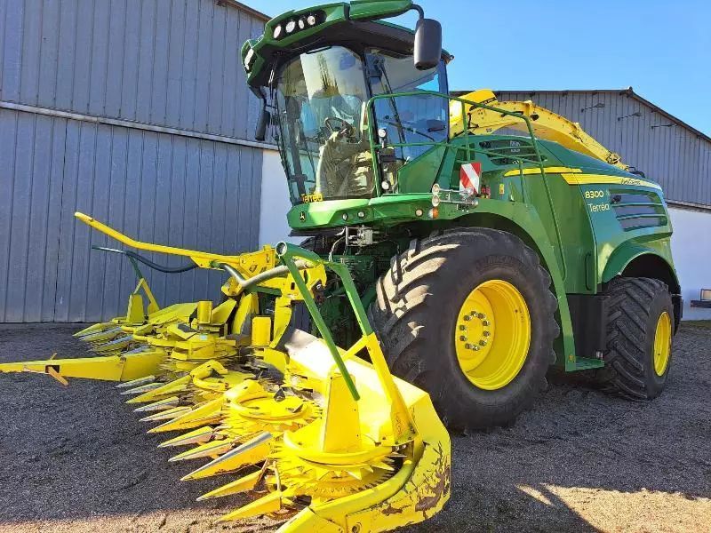 E-FARM: John Deere 8300 - Ensileuse automotrice - id CBKRJ8B - Année: 2018 - Puissance du moteur (chevaux): 490,France