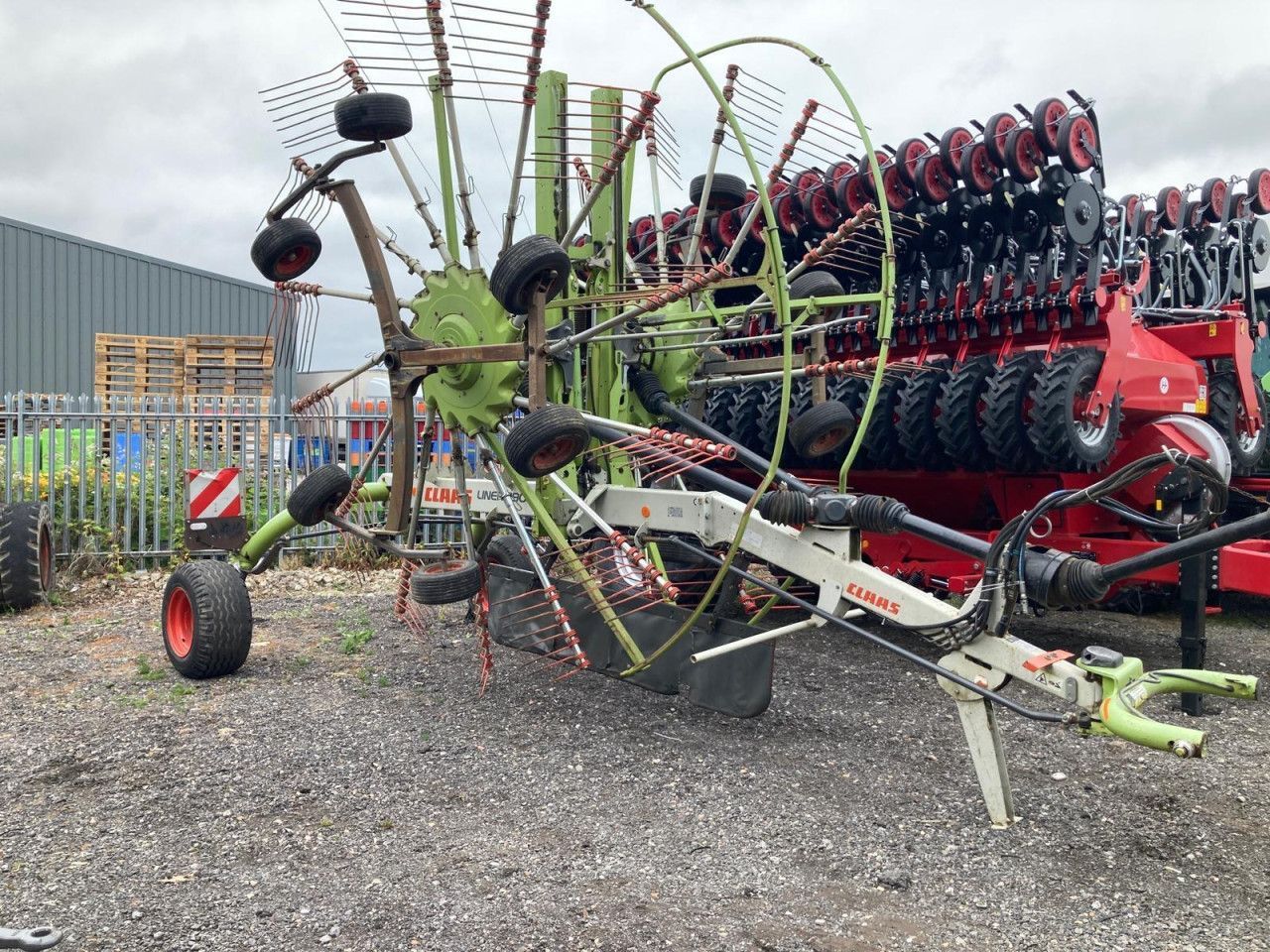 E-FARM: Claas Liner 2900 - Tedder - id 2QUAJPP - 11.685 € - Año: 2010 - Reino Unido