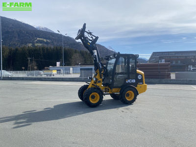 E-FARM: JCB 403 agri - Mini loader - id UMV6VZK - €44,083 - Year of construction: 2022 - Austria