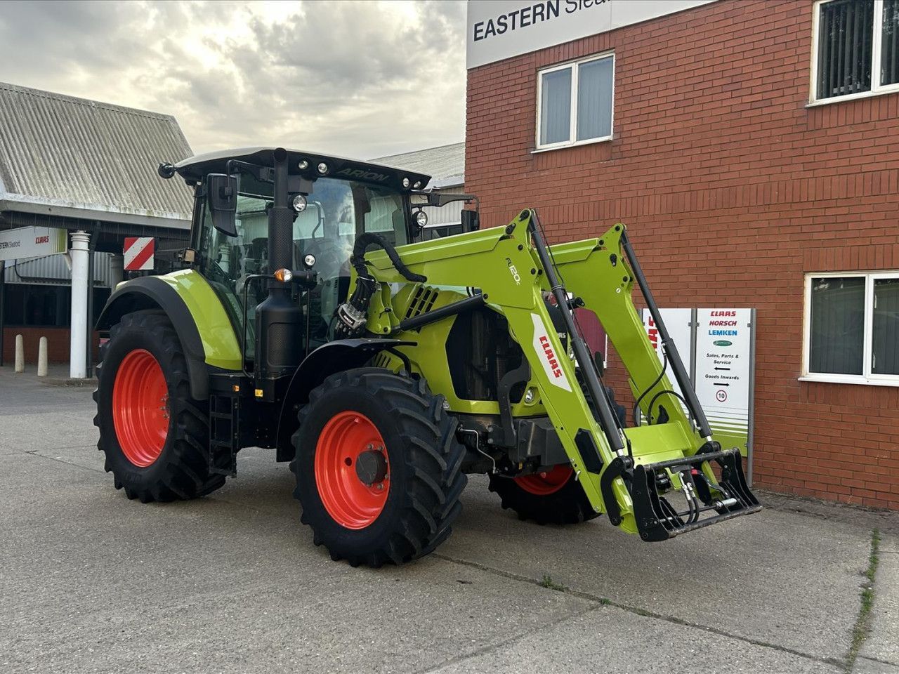 E-FARM: Claas Arion 610 - Traktor - id QFUIHQB - 95.949 € - Baujahr: 2022 - Abgelesene Motorstunden: 1.438,Motorleistung (PS): 145,Vereinigtes Königreich