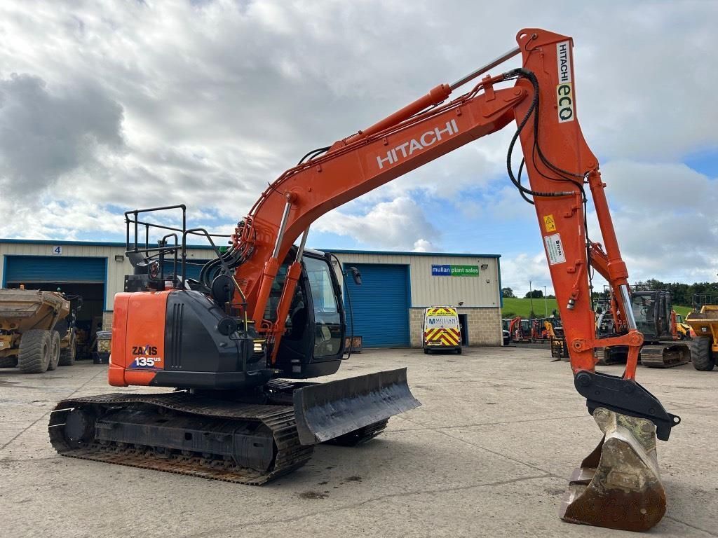 Hitachi zx135 us-6 blade Excavadora de orugas 54.269 €