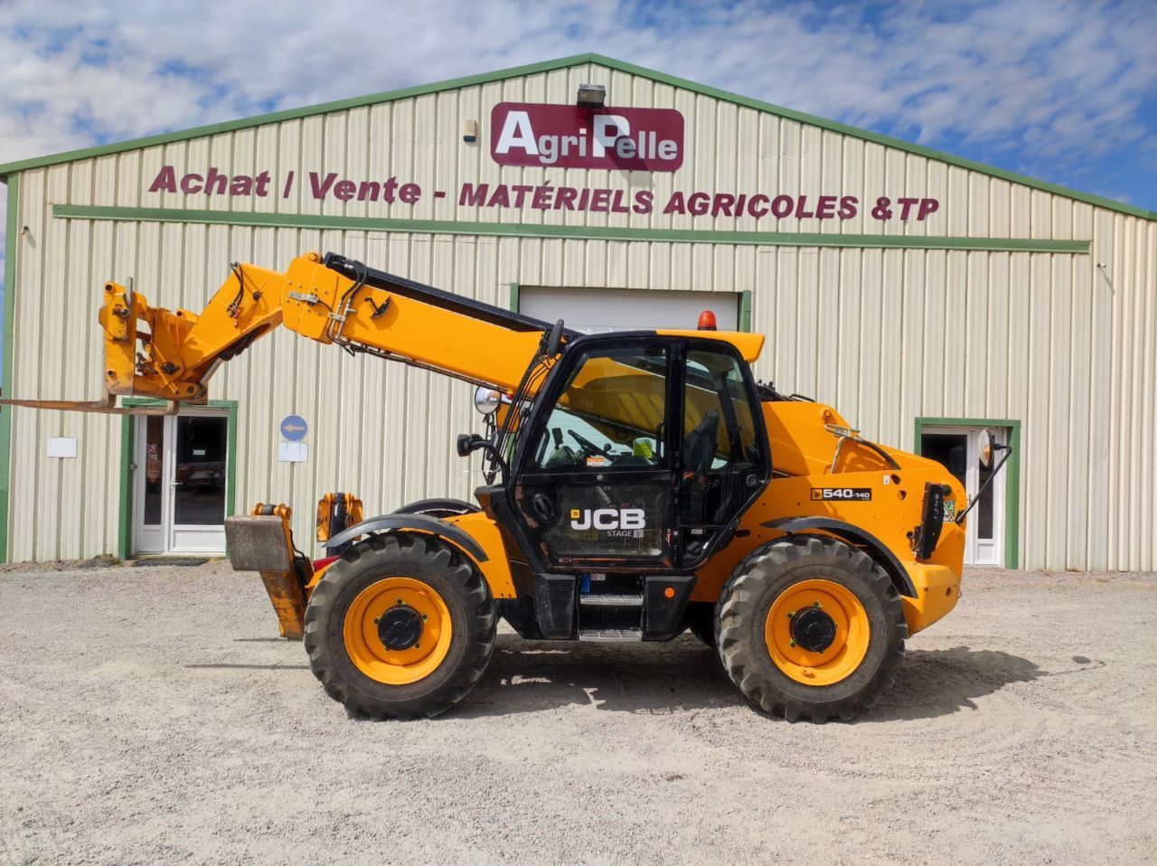 E-FARM: JCB 540-140 - Chargeur télescopique  - id NZIGMXI - 44 000 € - Année: 2021 - Lecture du nombre d'heure: 3 898,France