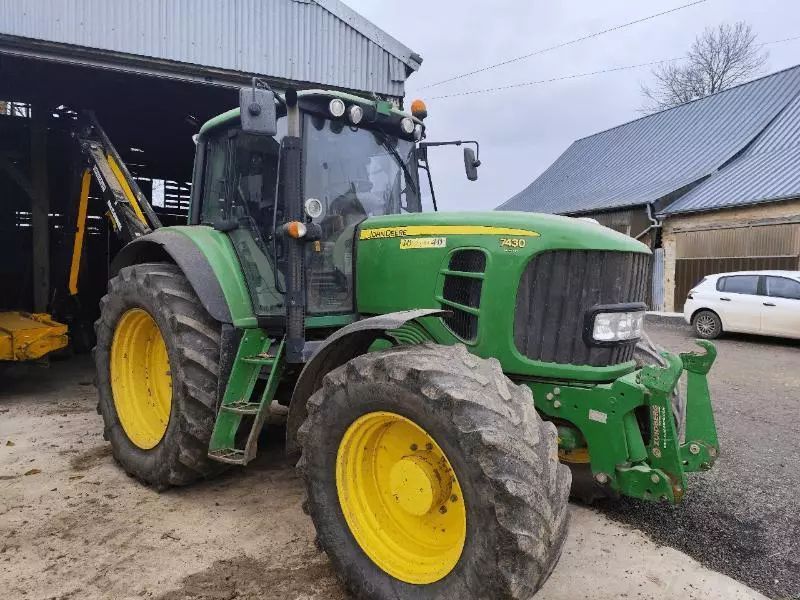 John Deere 7430 Trattore