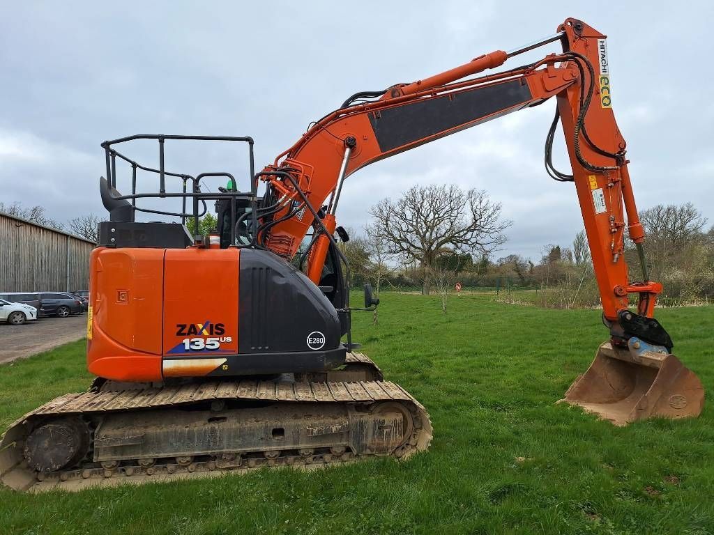 Hitachi zx 135 us-6 Excavadora de orugas 52.027 €