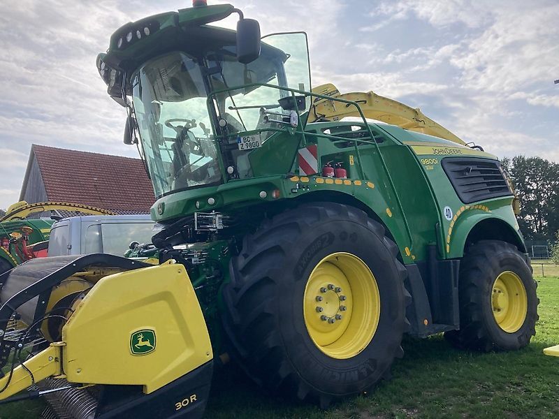 E-FARM: John Deere 9800 - Самоходный кормоуборочный комбайн - id 8QTN7YM - 369 000 € - Год выпуска: 2021 - Отработанные часы: 1 200,Мощьность двигателя: 870,Германия