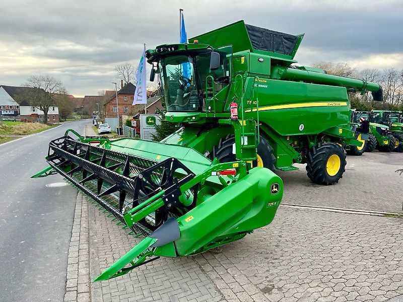 John Deere T 560 HM Combine harvester €319,000