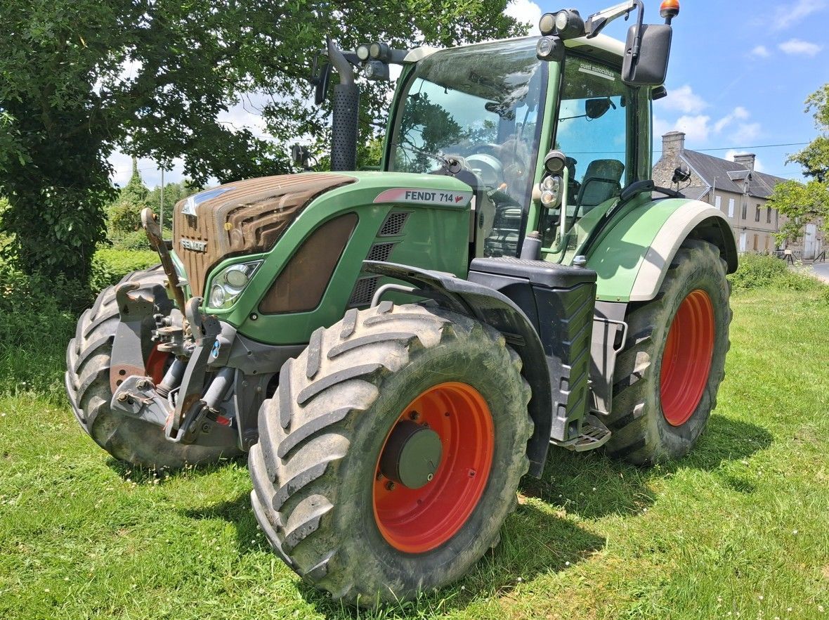 E-FARM: Fendt Favorit 714 Vario - Tractor - id BH4UZDE - 61.000 € - Año: 2013 - Horas: 5732,Potencia del motor: 140,Francia