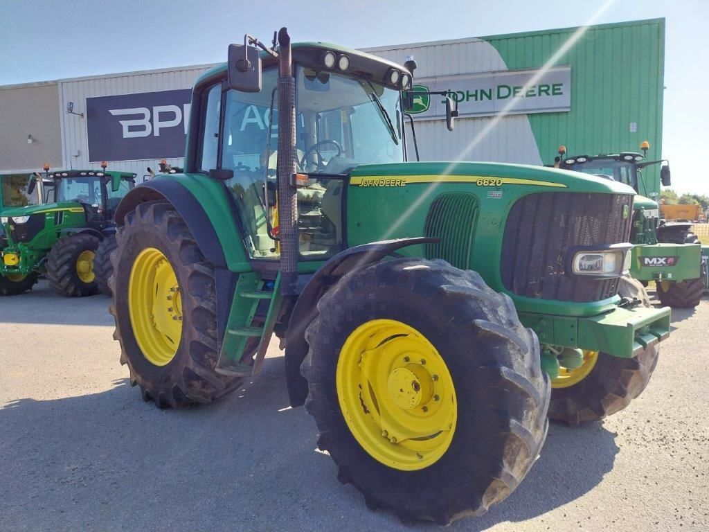 E-FARM: John Deere 6820 Premium - Traktorius - id VGMF1UB - 32 000 € - Gamybos metai: 2002 - Variklio darbo valandos: 8 359,Variklio galia (AG): 140,Prancūzija