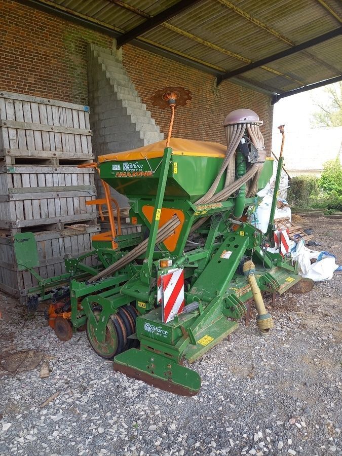 E-FARM: Amazone KG 3000 Special - Kombinacja uprawowo-siewna - id UZQZRMA - 18 000 € - Rok produkcji: 2012 - Francja