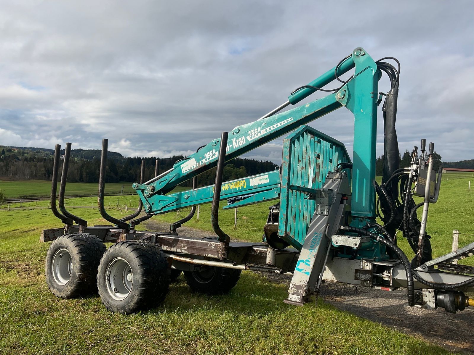 E-FARM: PFANZELT rückewagen p11 mit forstkran 3564 - Forstanhänger - id 5VMSGUM - 18.584 € - Baujahr: 2006 - Österreich