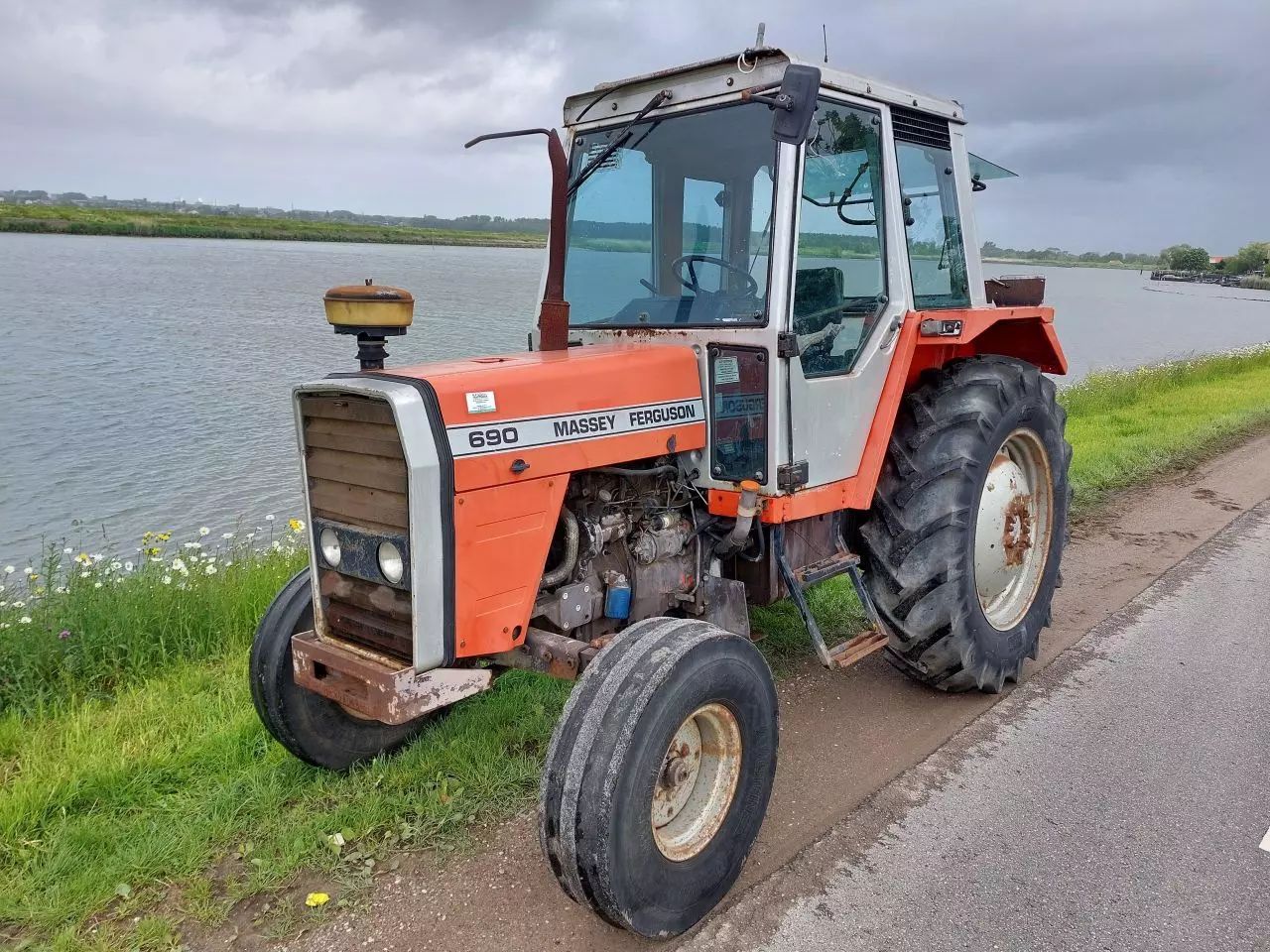 Massey Ferguson 690 Traktor