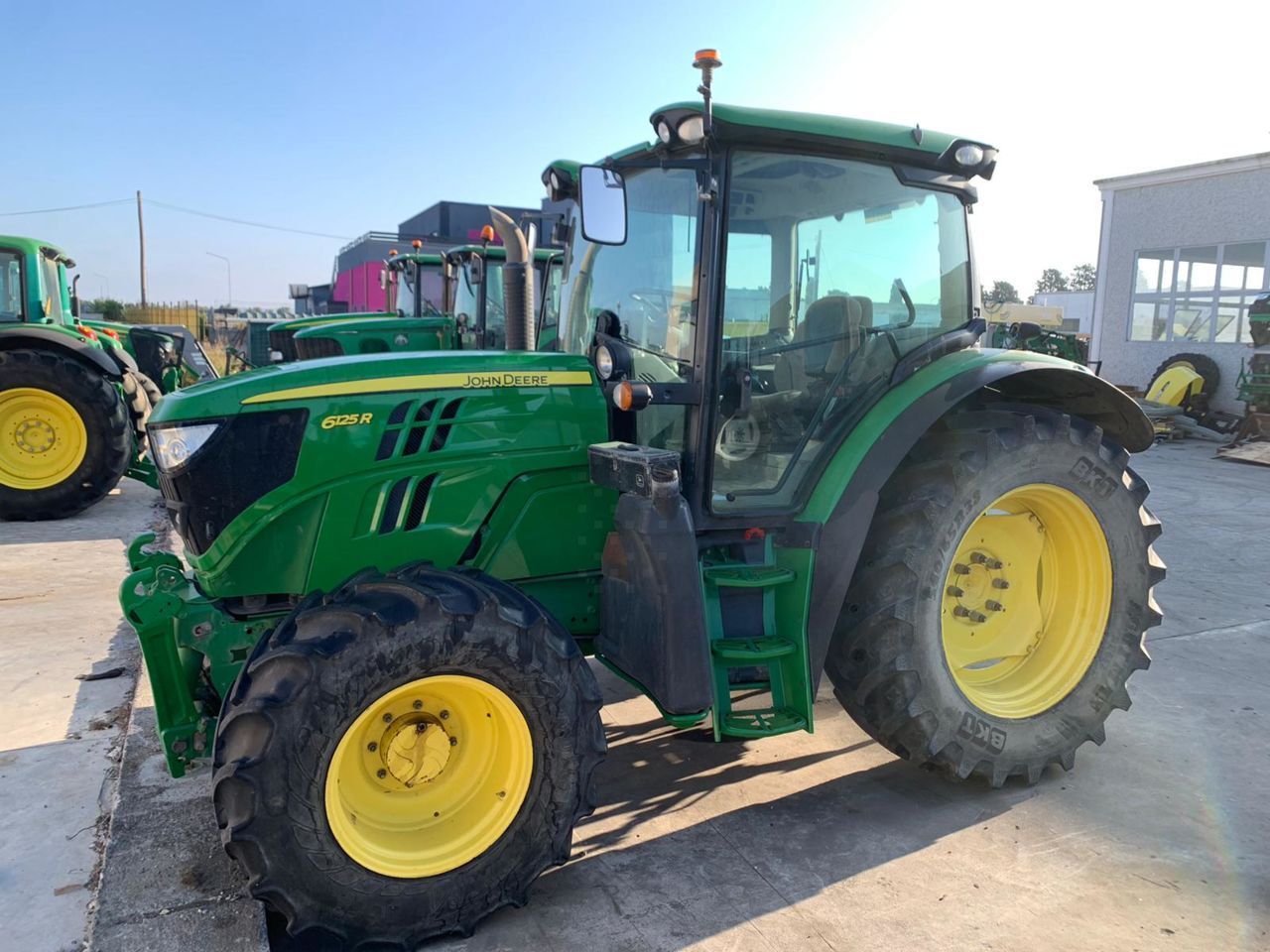 E-FARM: John Deere 6125 R - Tractor - id QEKDWPD - Año: 2015 - Horas: 9000,Potencia del motor: 130,Italia