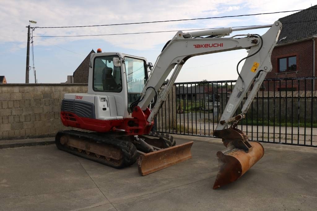 Takeuchi tb 250 Mini-pelle 25 000 €