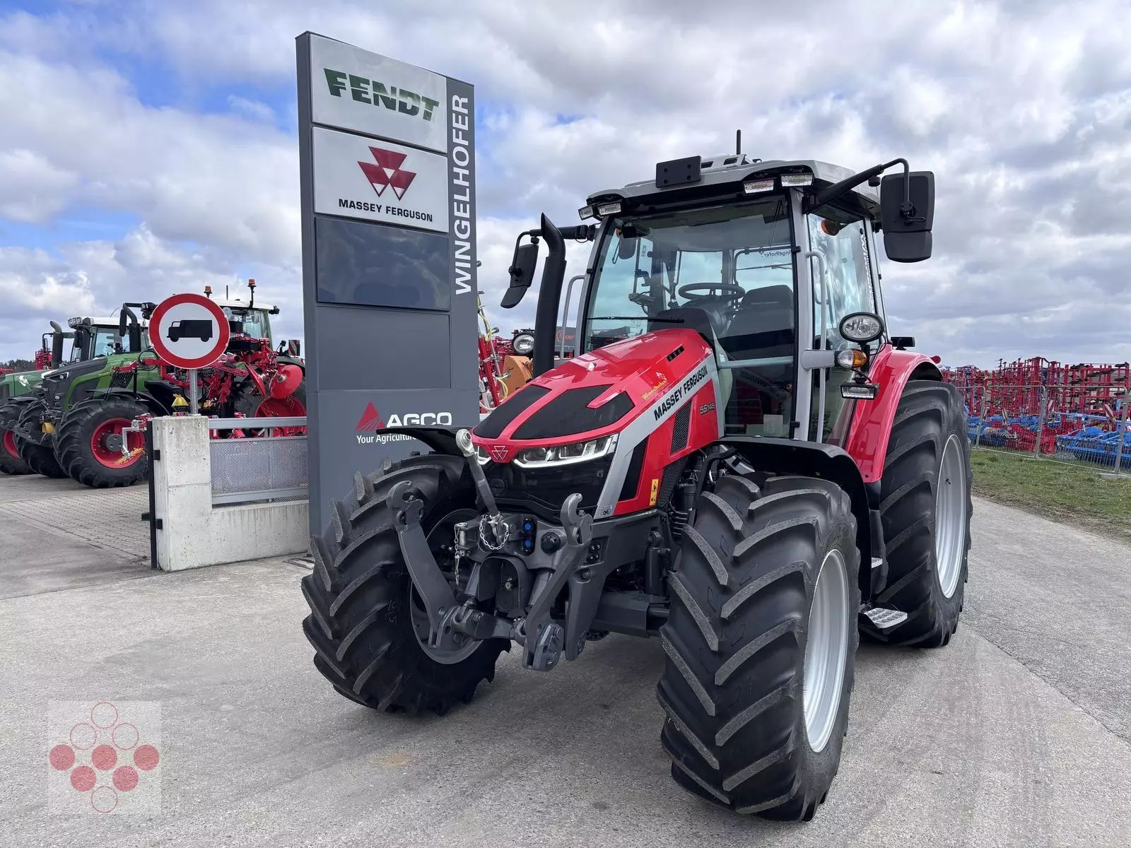 Massey Ferguson 5S.145 Traktor