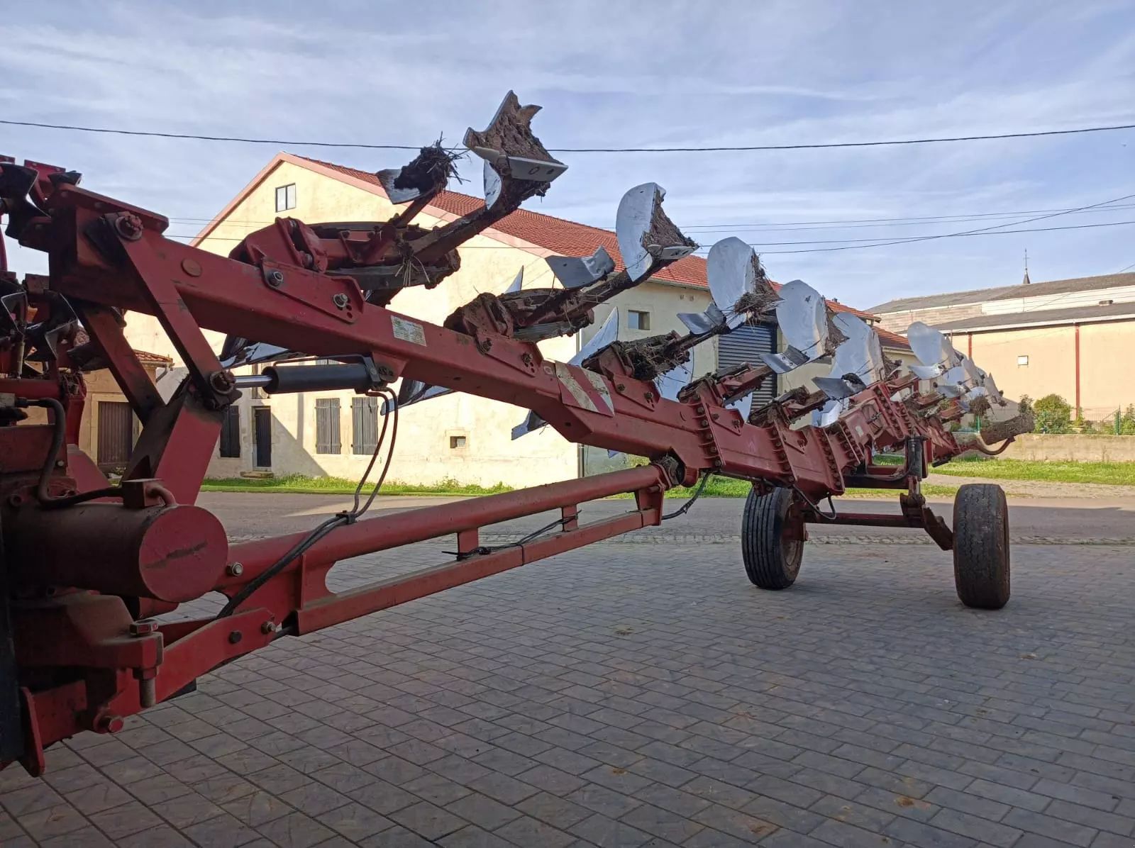 E-FARM: GREGOIRE BESSON spsfk9914 - Pług - id DB9XVVB - 10 000 € - Rok produkcji: 2000 - Francja
