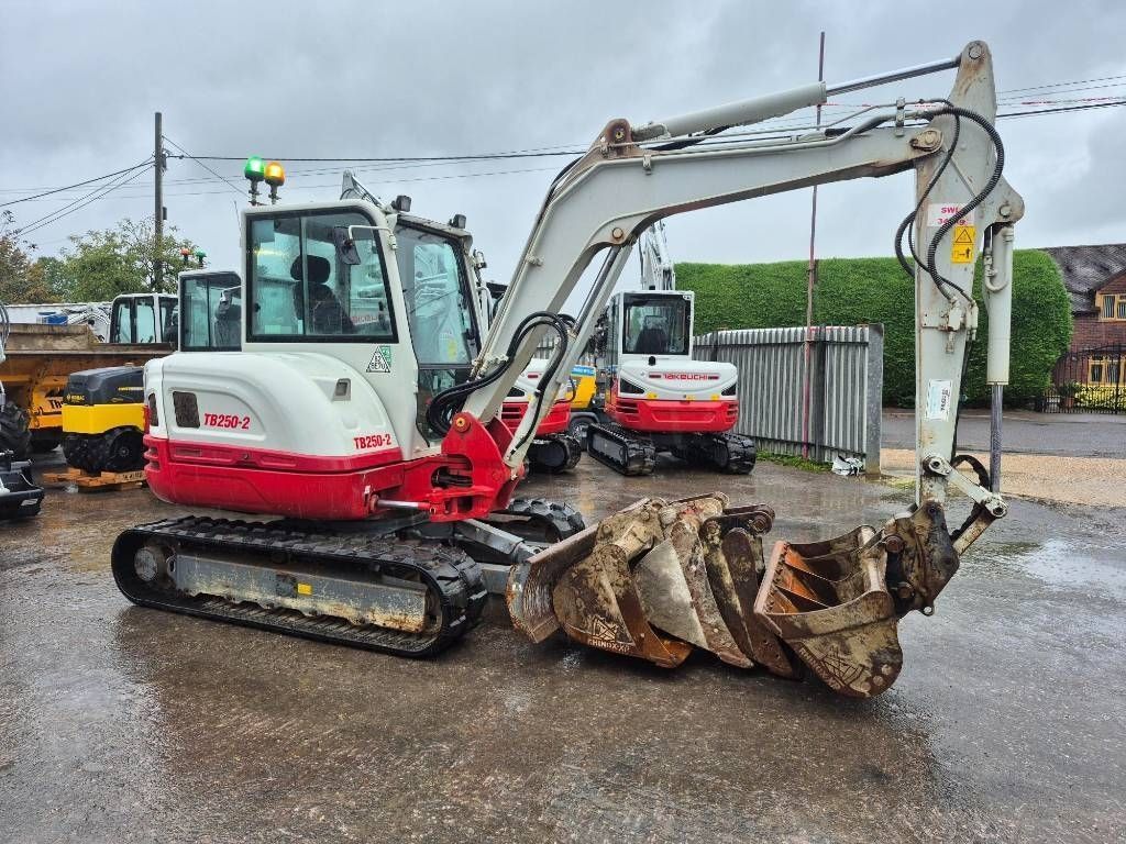 Takeuchi tb 250 Mini-pelle 38 256 €