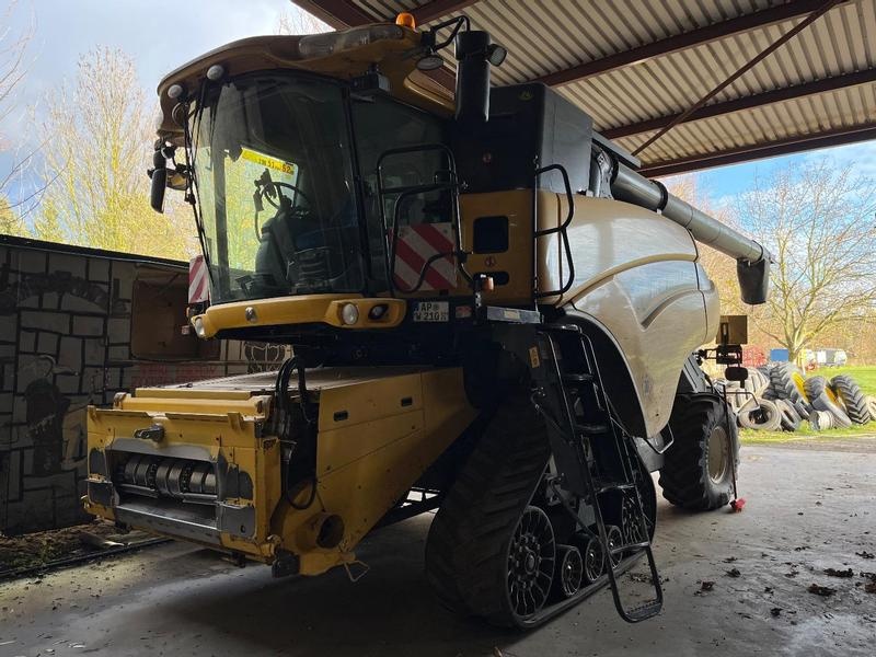 New Holland CR 9090 SCR combine €146,900