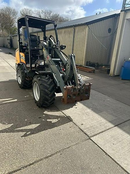 Giant 2700hd + Ładowarka kołowa 29 500 €