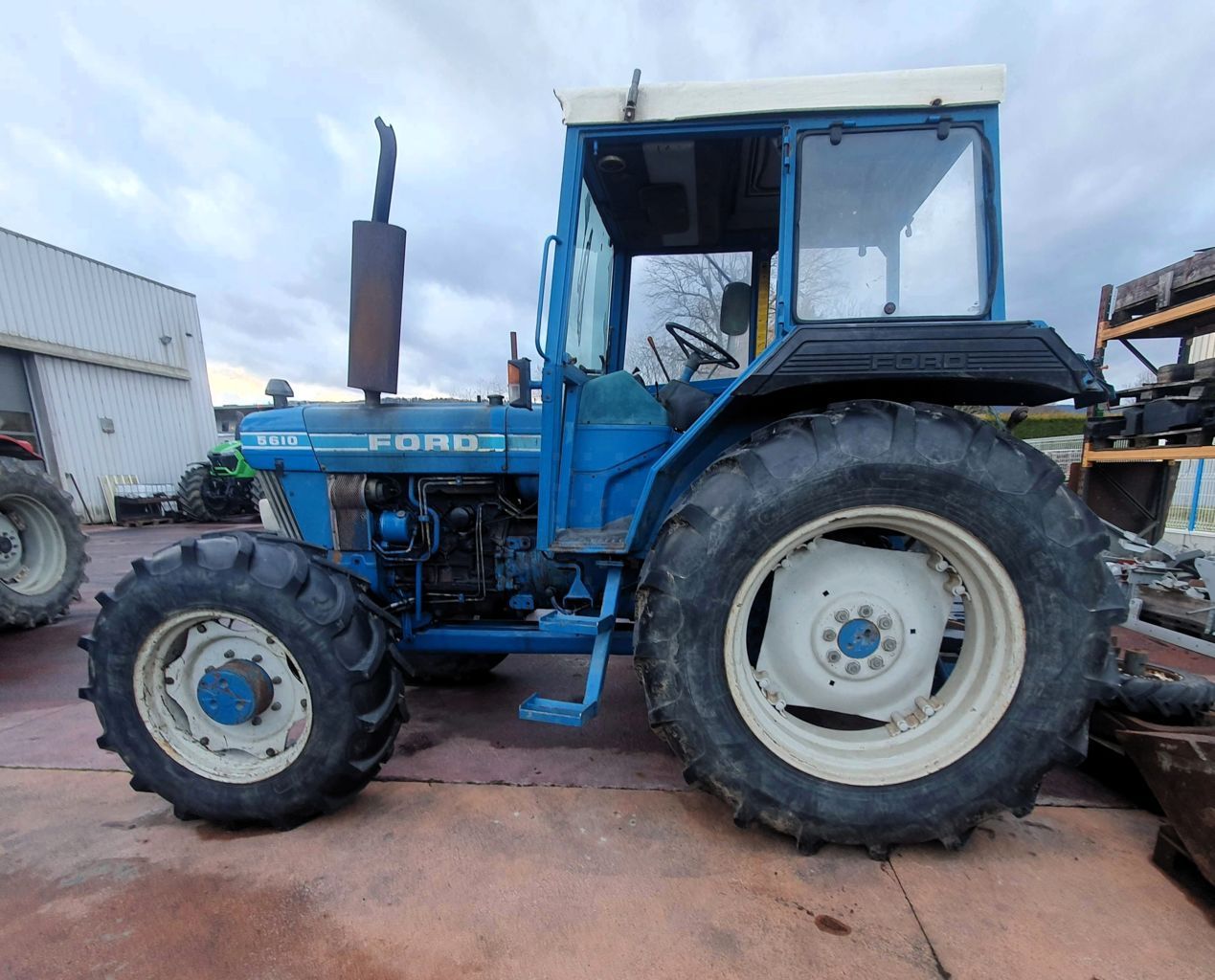 E-FARM: Ford 5610 - Tractor - id ZLDZI53 - €7,000 - Year of construction: 1986 - Engine hours: 6,702,Engine power (HP): 75,France
