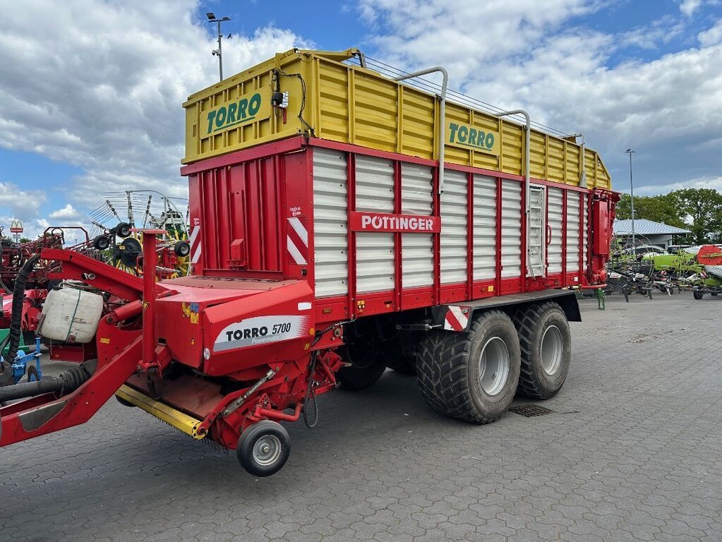 E-FARM: pöttinger torro 5700 d - Forage transport - id IB1XEAA - €33,750 - Year of construction: 2012 - Germany