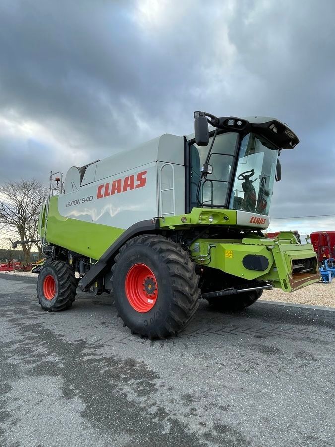 E-FARM: Claas Lexion 540 - Moissoneuse-batteuse - id 7TWV8SZ - 112 000 € - Année: 2010 - Lecture du nombre d'heure: 2 550,France