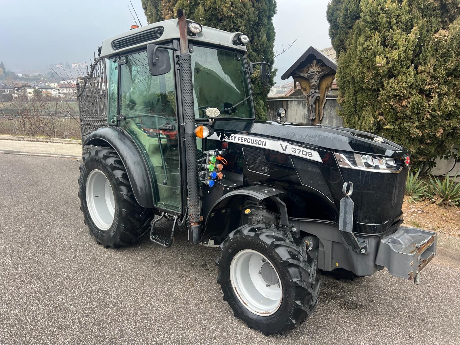 E-FARM: Massey Ferguson 3709AL - Traktor - id TBYKN3J - 47.500 € - Baujahr: 2019 - Abgelesene Motorstunden: 2.730,Motorleistung (PS): 99,Italien