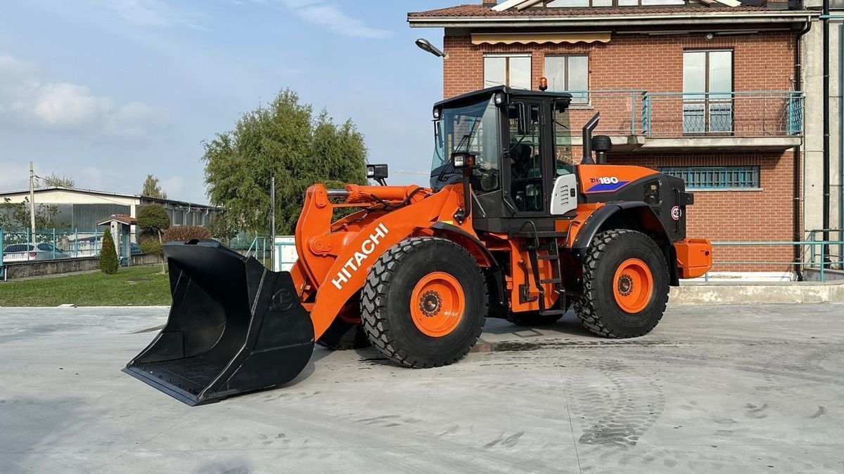 E-FARM: Hitachi zw180-5b - Chargeuse sur pneus - id CNWTIWE - 78 500 € - Année: 2016 - Lecture du nombre d'heure: 11 018,Italie