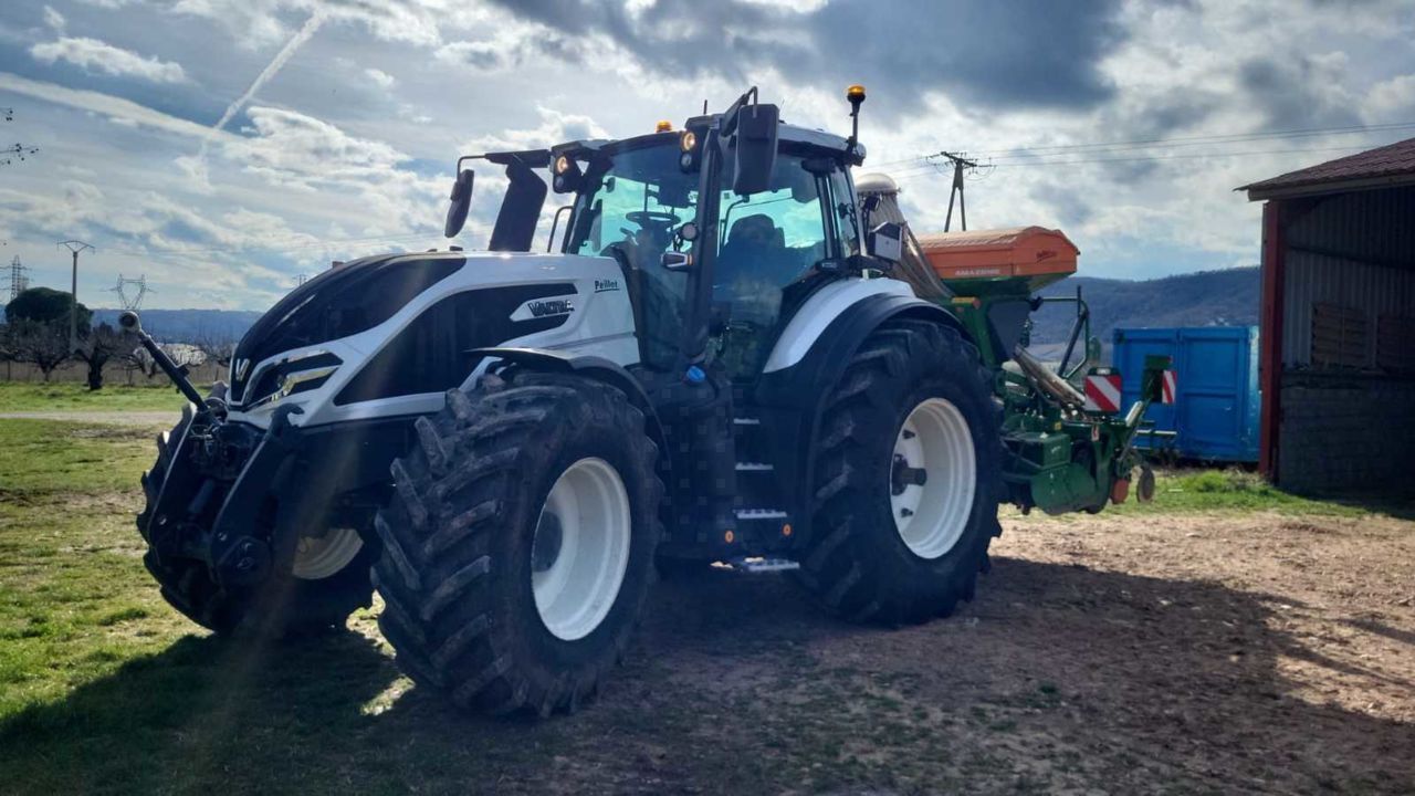 Valtra Q305 Tractor €176,000