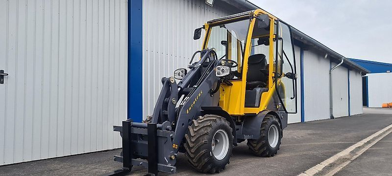 Eurotrac 26 ps eurotrac hoflader w11 kabine, 2,90 m arm, 3.&4. steuerkreis, hydr. schnellwechsler, breitreifen, neu: rückfahrkamera & radio Cargadora de dirección deslizante 20.390 €