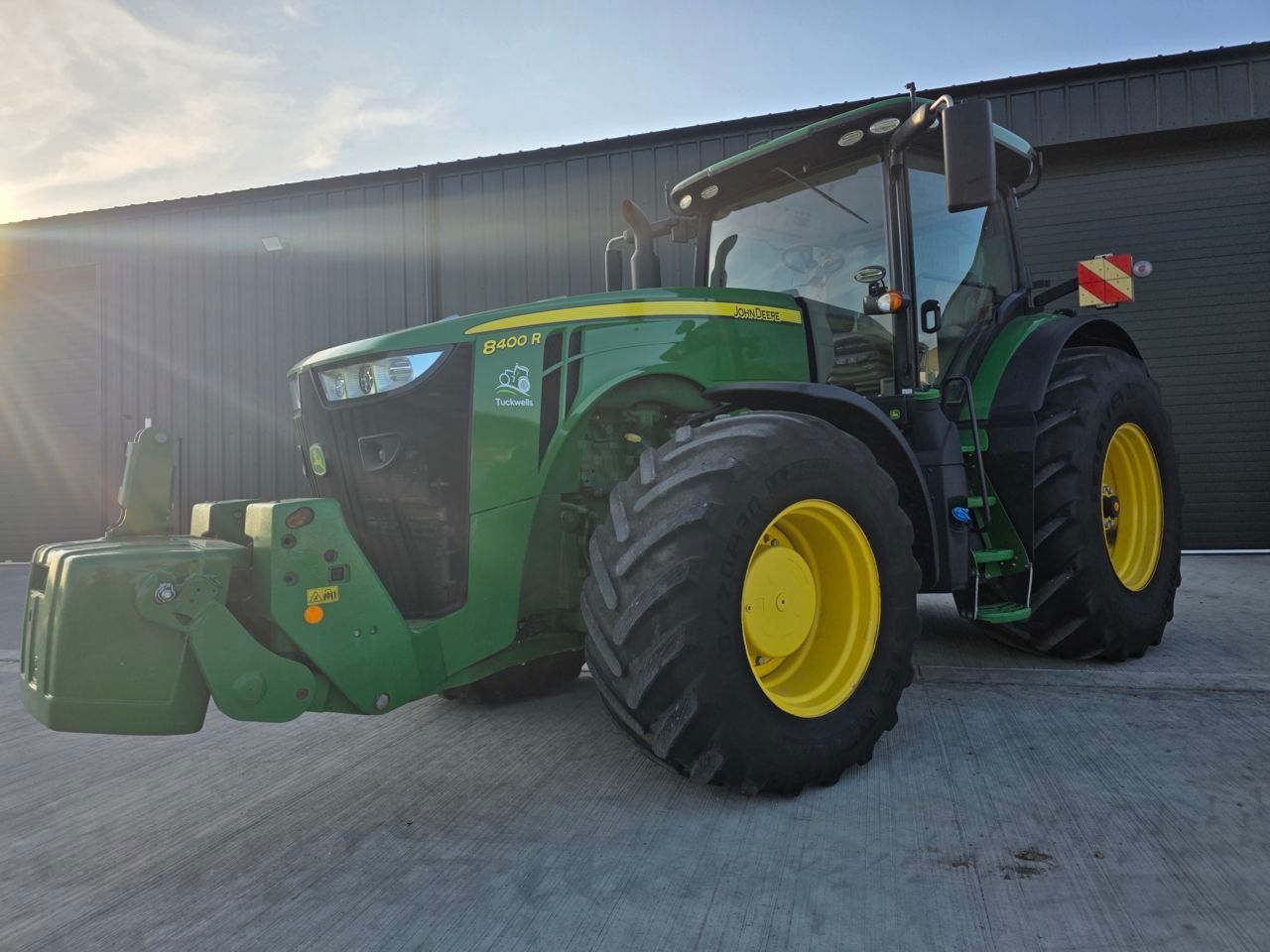 E-FARM: John Deere 8400 R - Tractor - id TIUDTNU - €205,495 - Year of construction: 2022 - Engine hours: 2,400,Engine power (HP): 400,United Kingdom