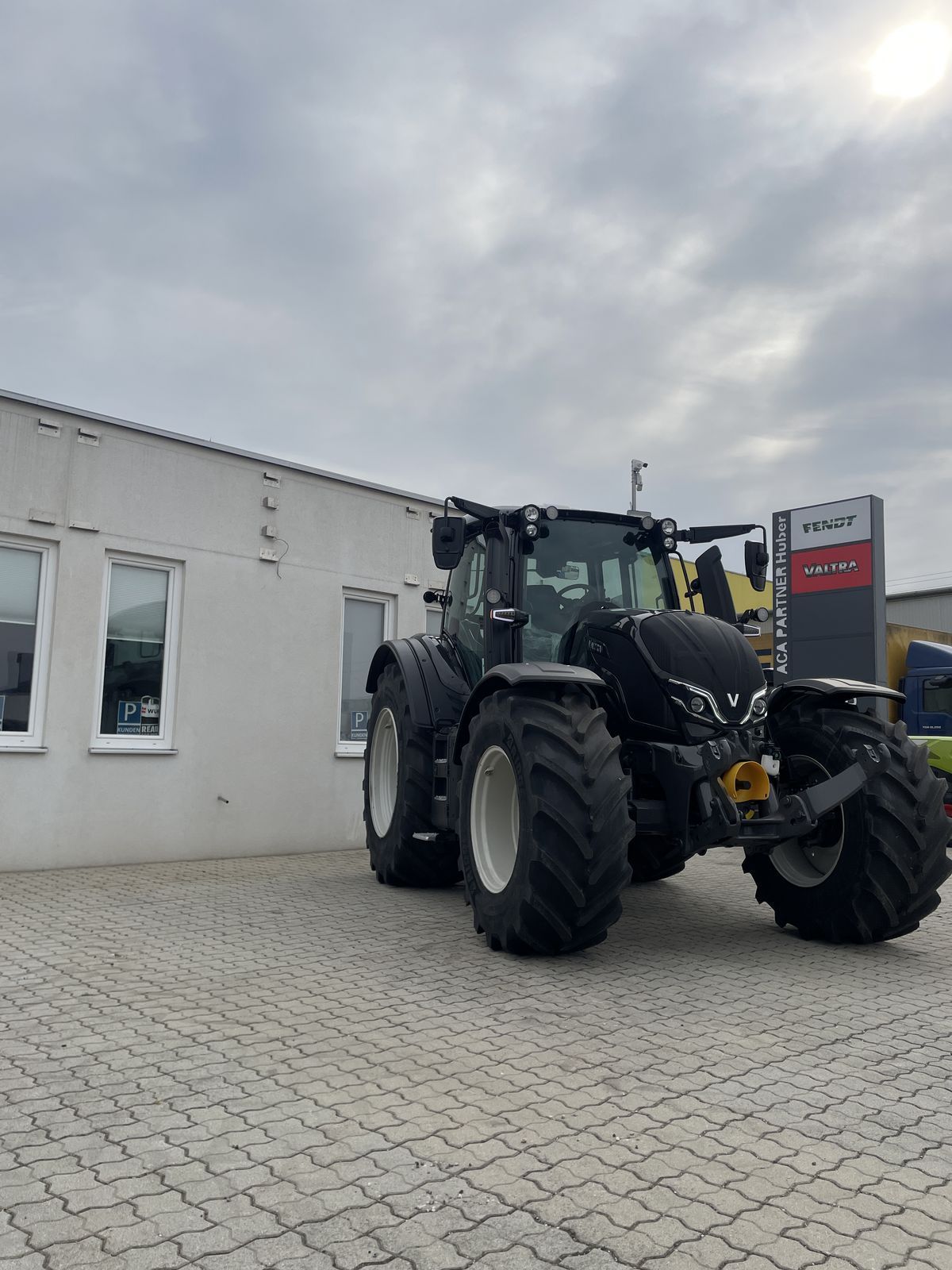 Valtra N 175 Tractor