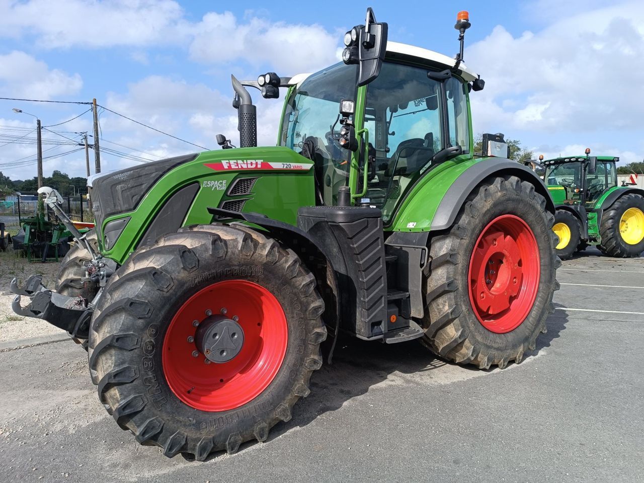 E-FARM: Fendt 720 Vario - Tractor - id IBBINWP - €125,000 - Year of construction: 2023 - Engine hours: 3,450,Engine power (HP): 200,France