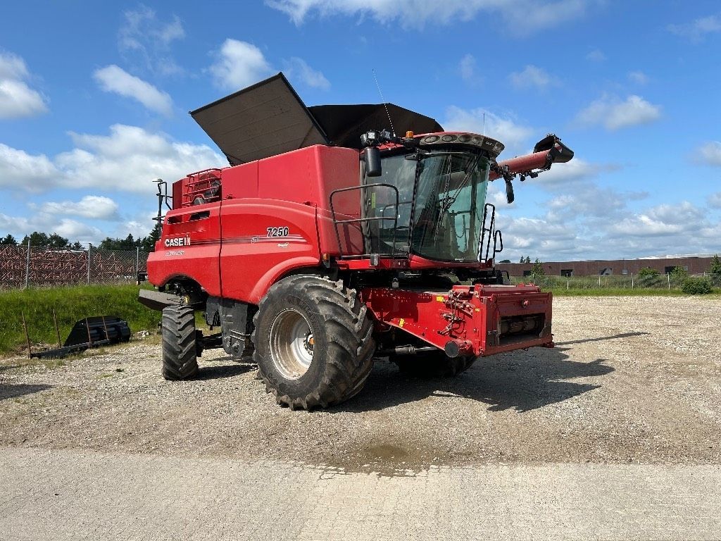 E-FARM: Case IH 7250 - Mähdrescher - id WAJZV5F - 207.793 € - Baujahr: 2019 - Abgelesene Motorstunden: 884,Motorleistung (PS): 498,Dänemark
