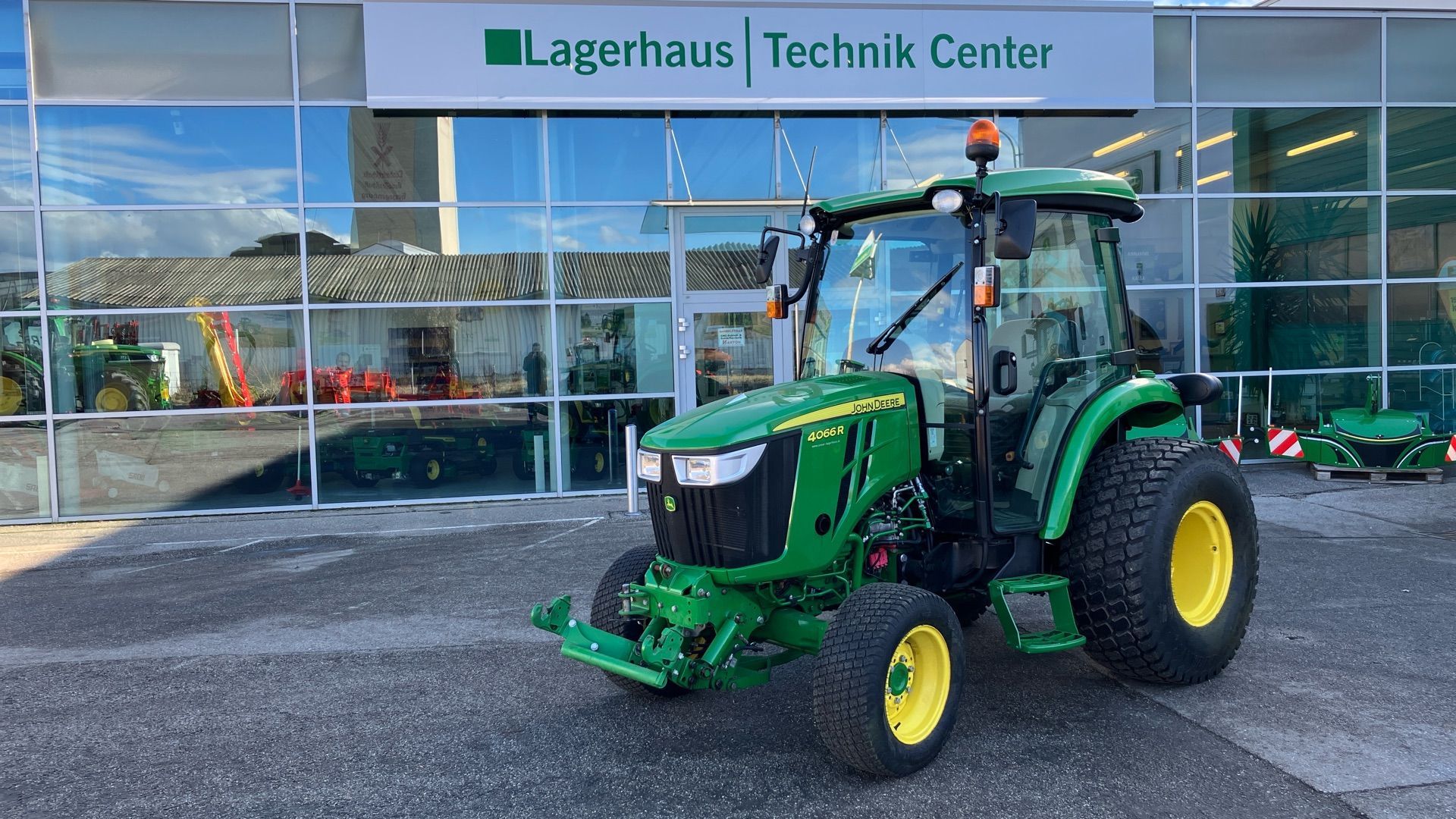 E-FARM: John Deere 4066 R - Tractor - id TZ6Q93Q - €45,750 - Year of construction: 2018 - Engine hours: 300,Engine power (HP): 66,Austria
