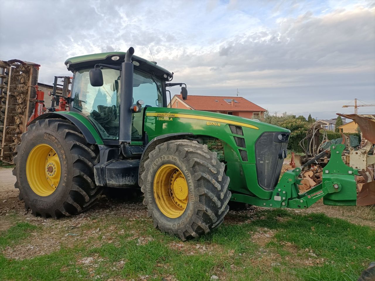 E-FARM: John Deere 8270 R - Tracteur - id EQAJDDK - Année: 2010 - Lecture du nombre d'heure: 6 278,Puissance du moteur (chevaux): 270,Italie