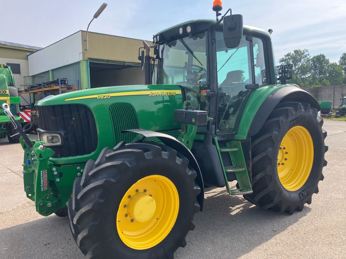 E-FARM: John Deere 6820 Premium - Traktor - id NHWXHFX - 48.917 € - Baujahr: 2004 - Abgelesene Motorstunden: 6.633,Motorleistung (PS): 135,Österreich