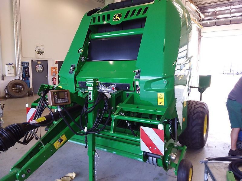 E-FARM: John Deere V451M - Presse à balles - id 5CKDQXZ - 41 583 € - Année: 2023 - Autriche