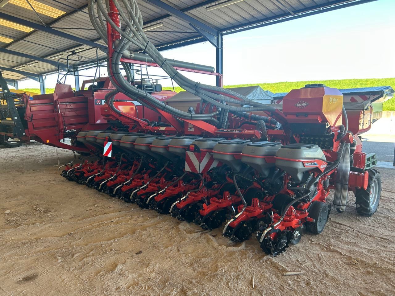E-FARM: Kuhn Maxima 3 RX - Semoir de précision - id 858YDNY - 98 000 € - Année: 2024 - France