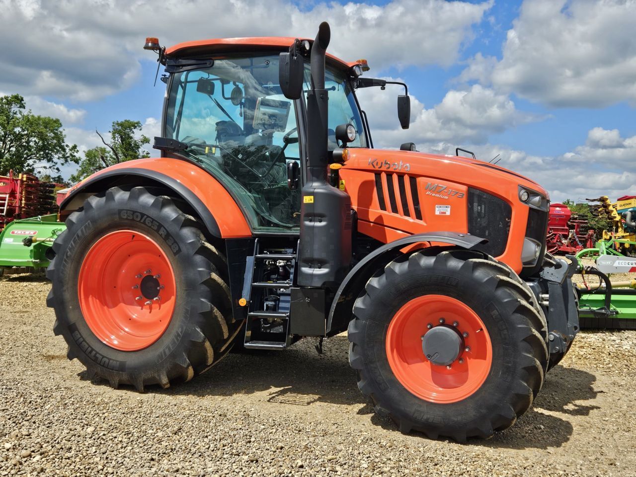 E-FARM: Kubota m7-173 premium - Tractor - id CW16C7T - €89,132 - Year of construction: 2022 - Engine hours: 460,Engine power (HP): 173,United Kingdom