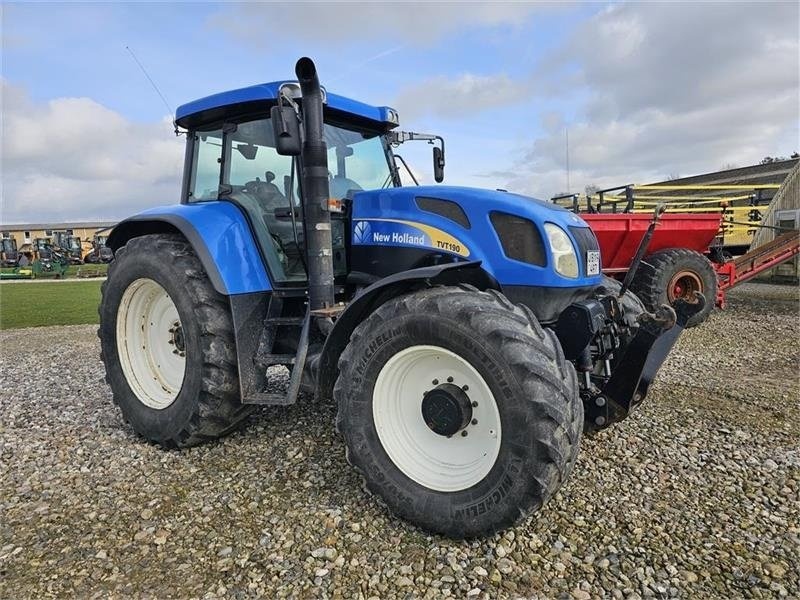 New Holland 190 tractor 24 802 €