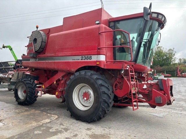 E-FARM: Case IH 2388 exclusive - Moissoneuse-batteuse - id NNJFLES - 41 500 € - Année: 2003 - Lecture du nombre d'heure: 3 050,France