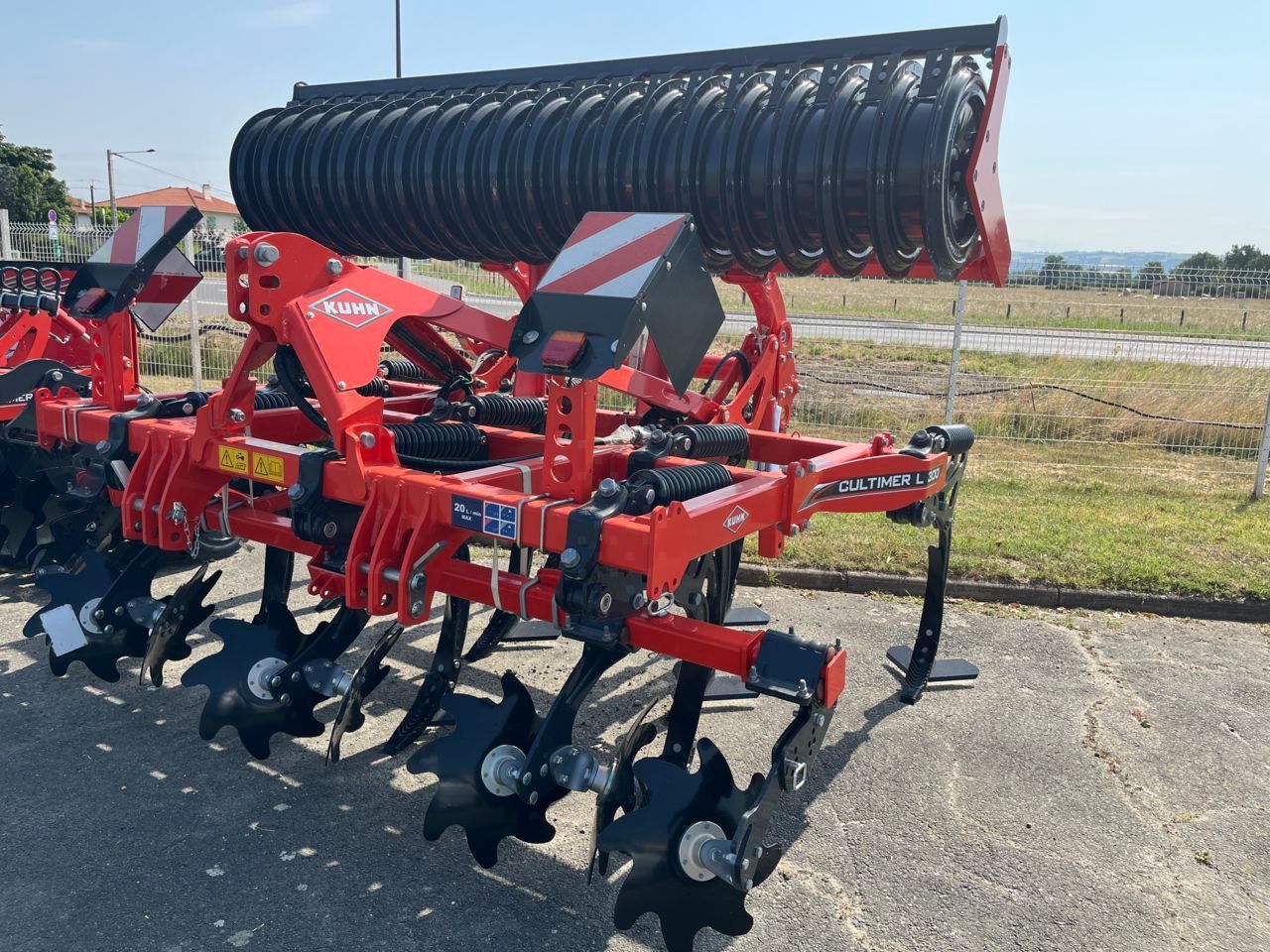 E-FARM: Kuhn Cultimer 300 - Kultywator - id KLPMBNU - 16 500 € - Rok produkcji: 2023 - Francja