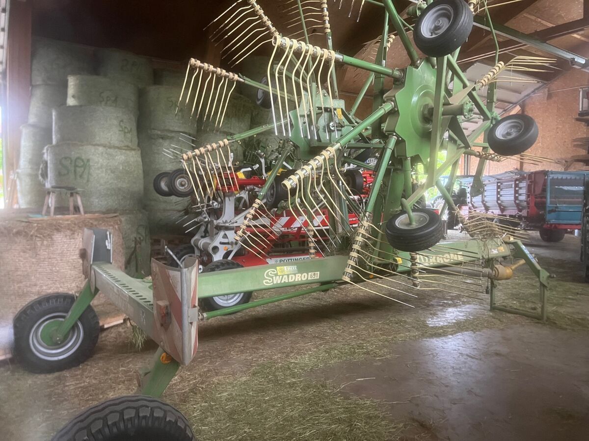 E-FARM: Krone swadro 651 - Karuzelowy przetrząsacz do siana - id C9J59XS - 7876 € - Rok produkcji: 2001 - Austria