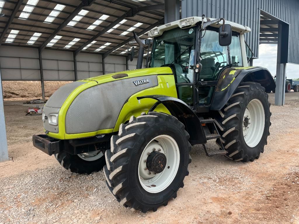 E-FARM: Valtra T140 - Tracteur - id XZTRBII - 29 311 € - Année: 2003 - Lecture du nombre d'heure: 6 436,Royaume-Uni