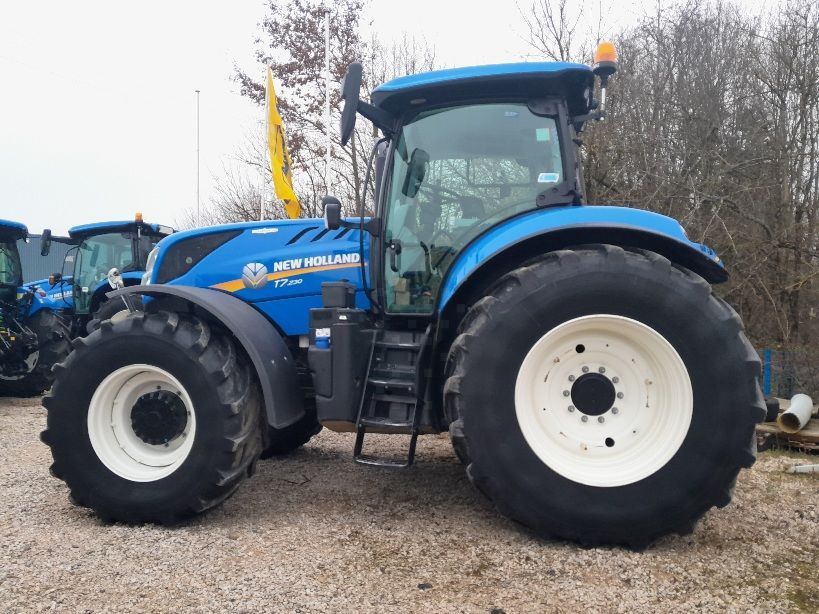 E-FARM: New Holland T7.230 - Traktor - id DMLUJHS - 83.000 € - Baujahr: 2018 - Abgelesene Motorstunden: 3.900,Motorleistung (PS): 220,Frankreich