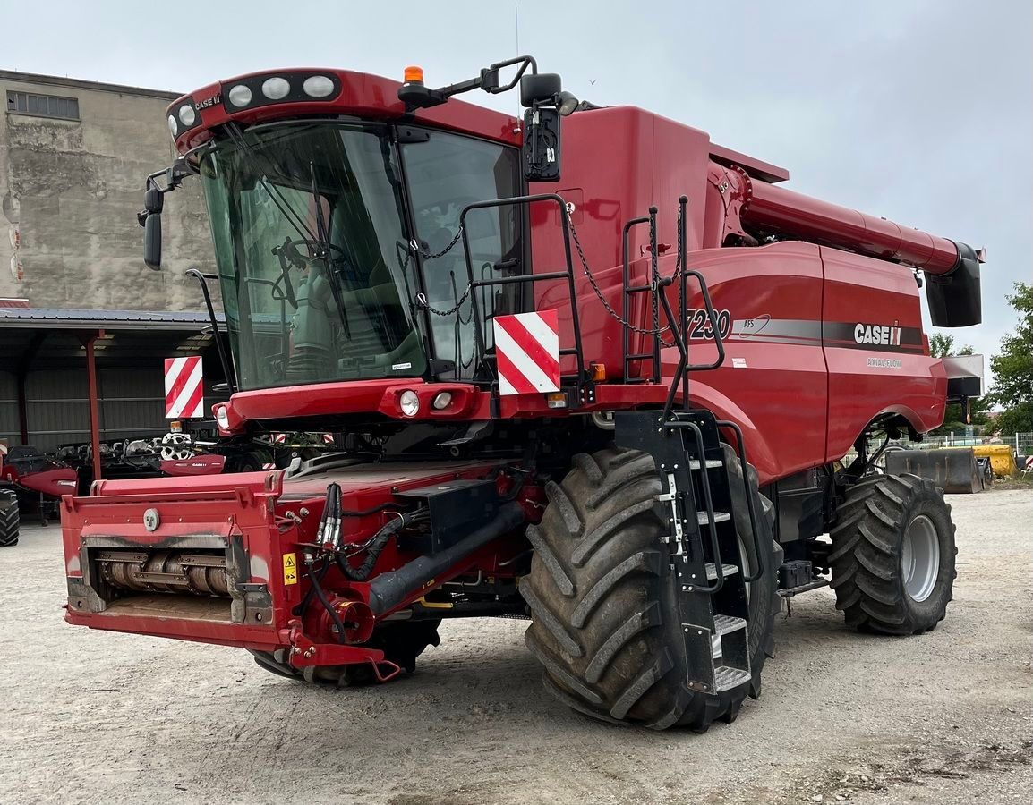 E-FARM: Case IH 7230 - Combine harvester - id FTBZJDR - €170,000 - Year of construction: 2012 - Engine hours: 2,169,France
