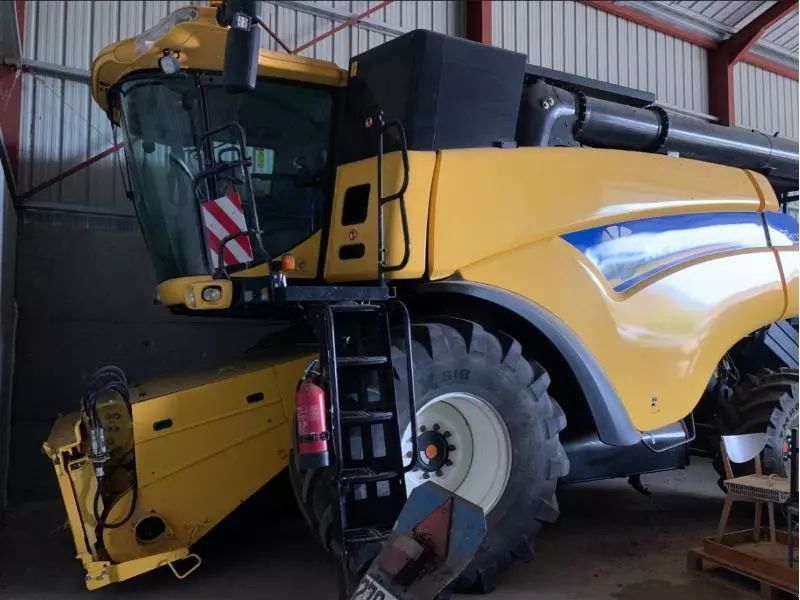 E-FARM: New Holland CR 8070 SCR - Moissoneuse-batteuse - id LYYFSYT - 175 000 € - Année: 2014 - Lecture du nombre d'heure: 1 456,France