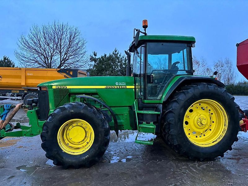 John Deere 8400 Traktor 46 075 €